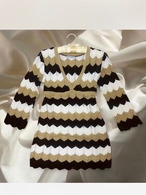 Chevron Knit V-Neck in Black, Gold & White